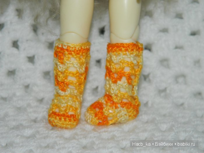 Мою вязанная миниатюра, черные ботинки и розовый Жираф