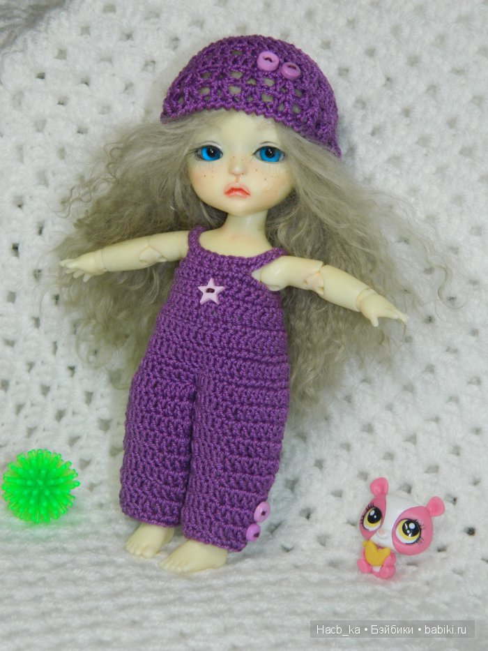 Мою вязанная миниатюра, черные ботинки и розовый Жираф