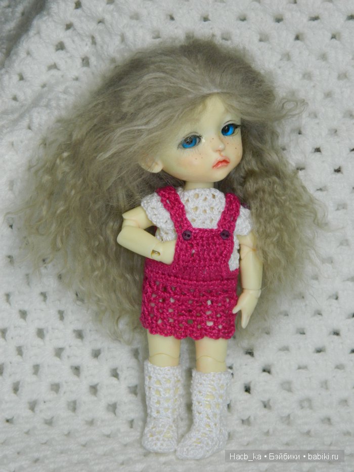 Мою вязанная миниатюра, черные ботинки и розовый Жираф