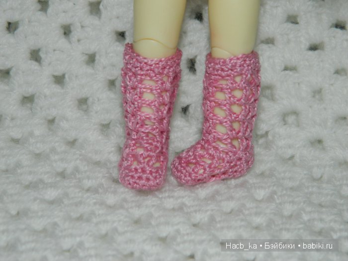 Мою вязанная миниатюра, черные ботинки и розовый Жираф