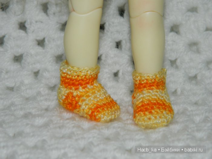 Мою вязанная миниатюра, черные ботинки и розовый Жираф