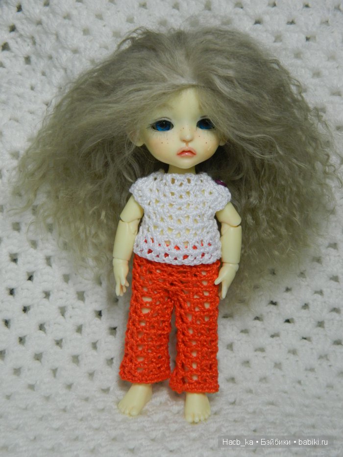 Мою вязанная миниатюра, черные ботинки и розовый Жираф