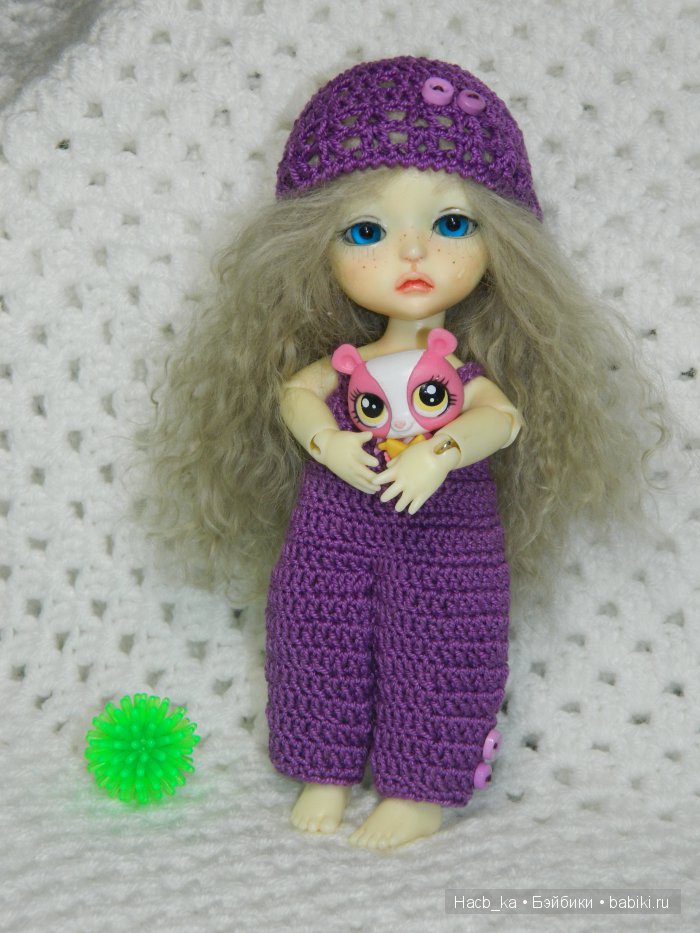 Мою вязанная миниатюра, черные ботинки и розовый Жираф