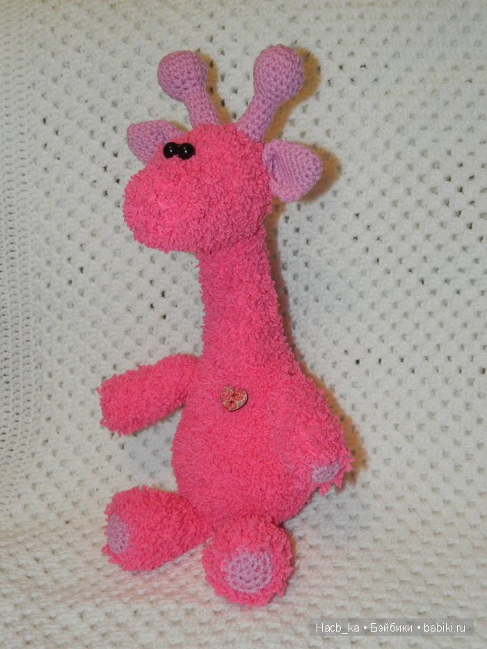 Мою вязанная миниатюра, черные ботинки и розовый Жираф
