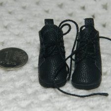 Мою вязанная миниатюра, черные ботинки и розовый Жираф