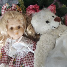 Фарфоровая куколка и мишка-балерина