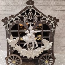 Домик-витрина на колёсах для миниатюрных куколок