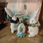 Пасхальный зайчик с яйцом