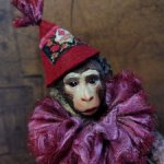 Цирковая обезьянка с любимыми игрушками