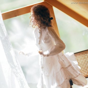 Тара на солнечной веранде