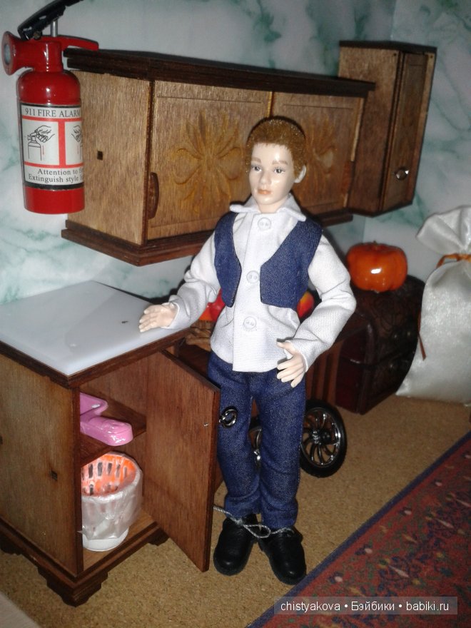 Анатолий с уборкой помогал