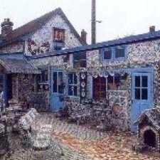 Шедевральный французский домик и двор из кусочков разбитого фарфора