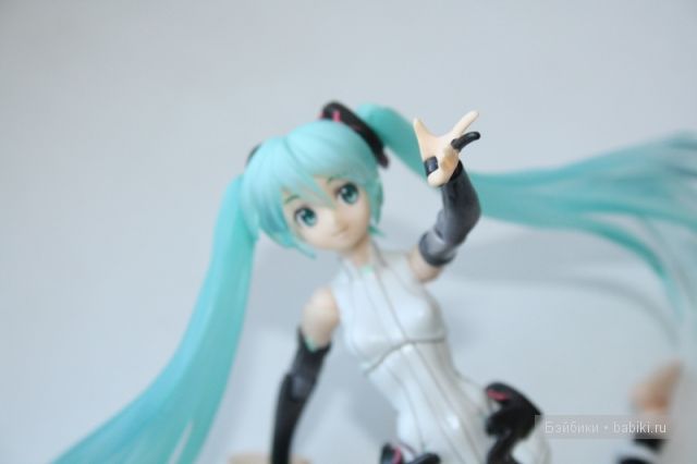 ручки и ножки у нее сгибаются