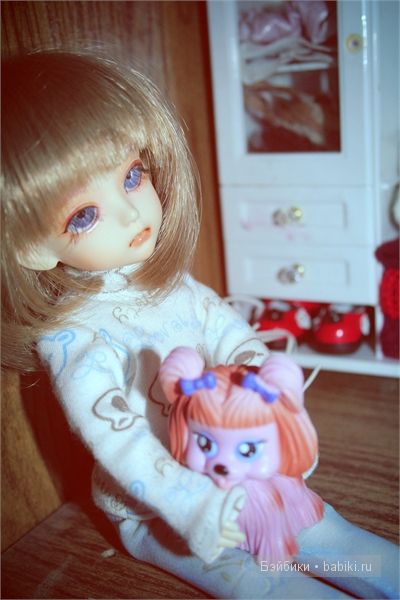 Это Наночка осматривает комнатку)