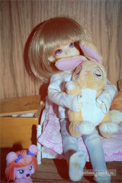 Это Наночка осматривает комнатку)