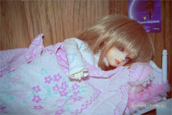 Это Наночка осматривает комнатку)