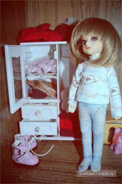 Это Наночка осматривает комнатку)