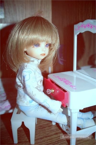 Это Наночка осматривает комнатку)