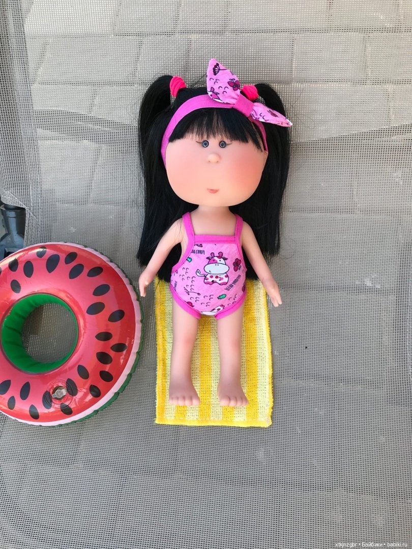У бассейна булочка — Куклы Nines d'Onil (Нинес): Миа (Mia) (фото 3)