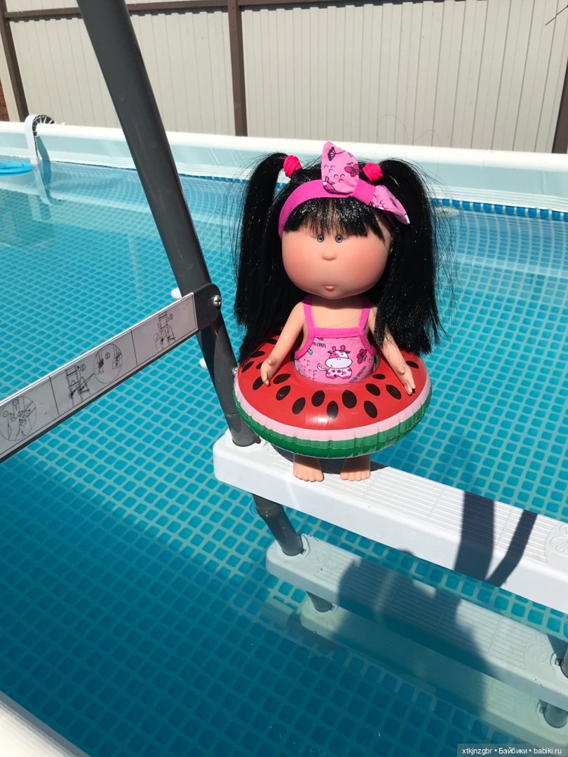 У бассейна булочка — Куклы Nines d'Onil (Нинес): Миа (Mia) (фото 5)