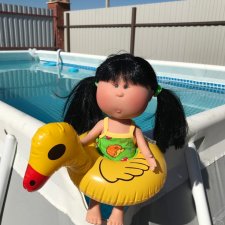 У бассейна булочка.