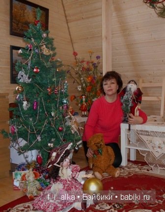 Деревянный домик и немного кукол