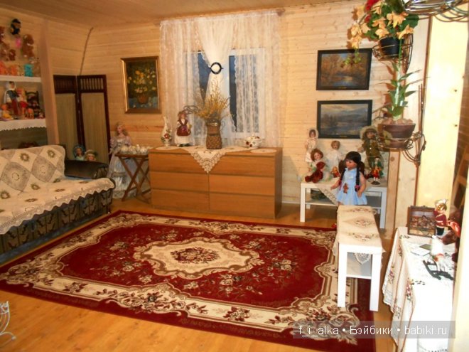 Деревянный домик и немного кукол