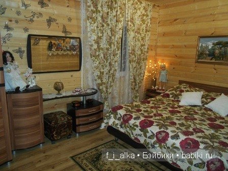 Деревянный домик и немного кукол