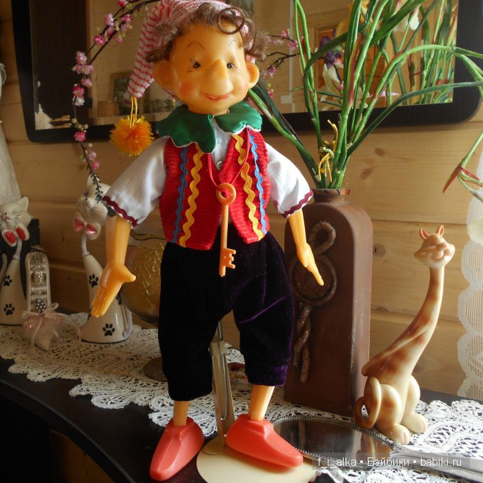 Клеймо «слоник»: не ранние куклы СССР завода «Кругозор»; куклы фабрики «Венибе»: не путать с ПО «Неринга»