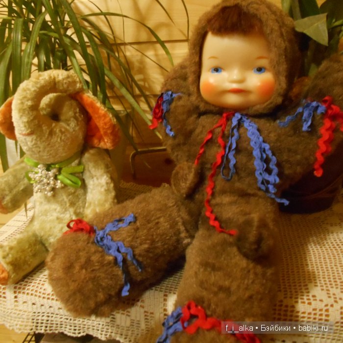 Клеймо «слоник»: не ранние куклы СССР завода «Кругозор»; куклы фабрики «Венибе»: не путать с ПО «Неринга»