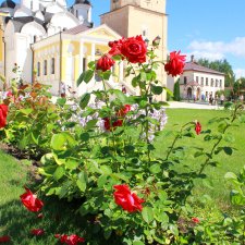Среди душистых роз и яблок. Старицкий Свято-Успенский мужской монастырь