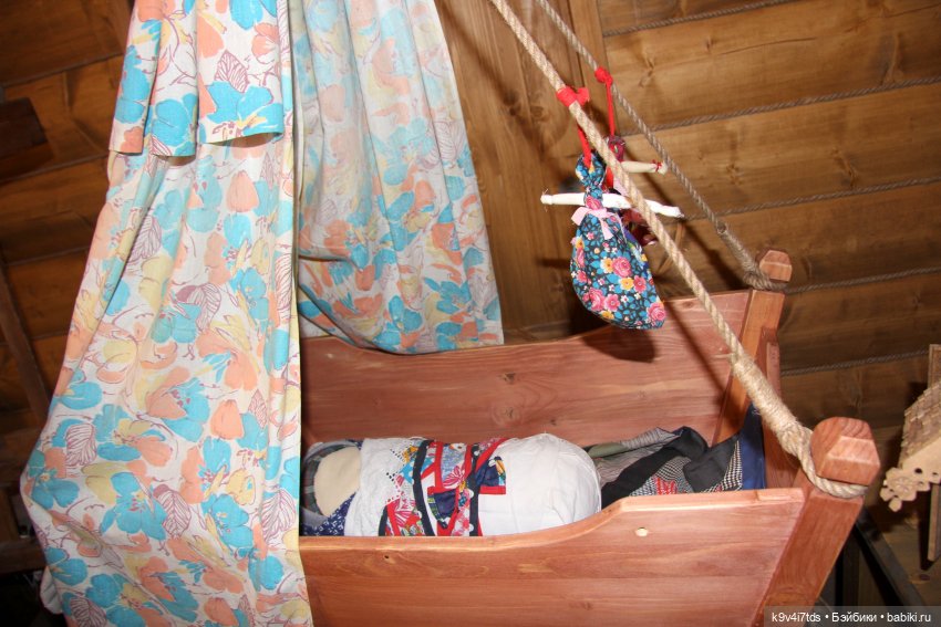 Платье красно, за реку видно