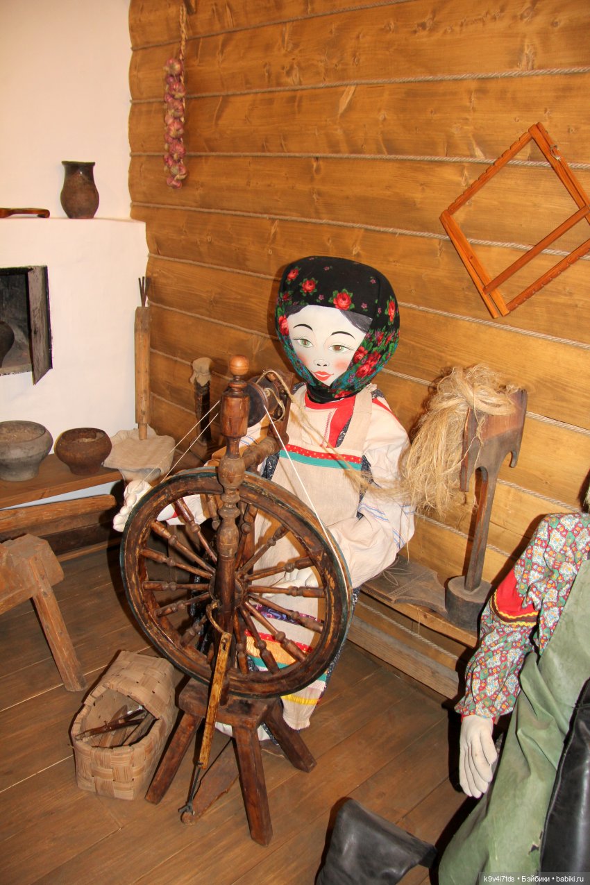 Платье красно, за реку видно