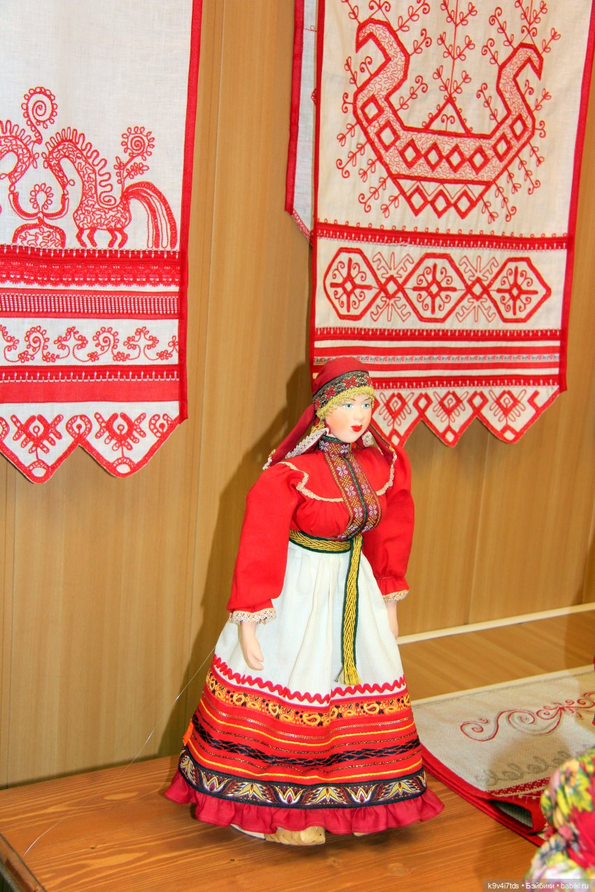 Платье красно, за реку видно