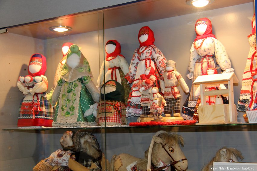 Платье красно, за реку видно