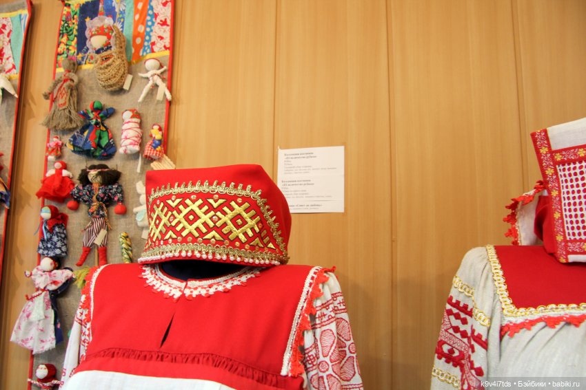 Платье красно, за реку видно