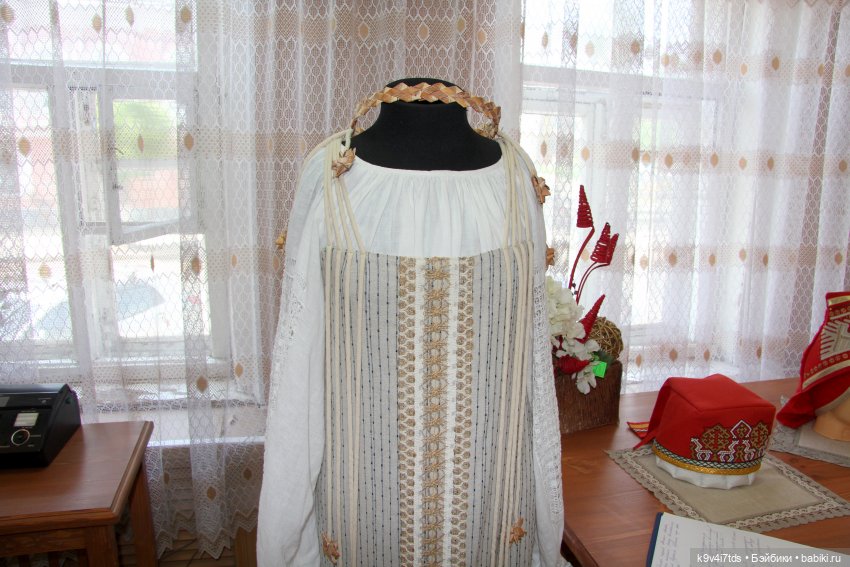 Платье красно, за реку видно