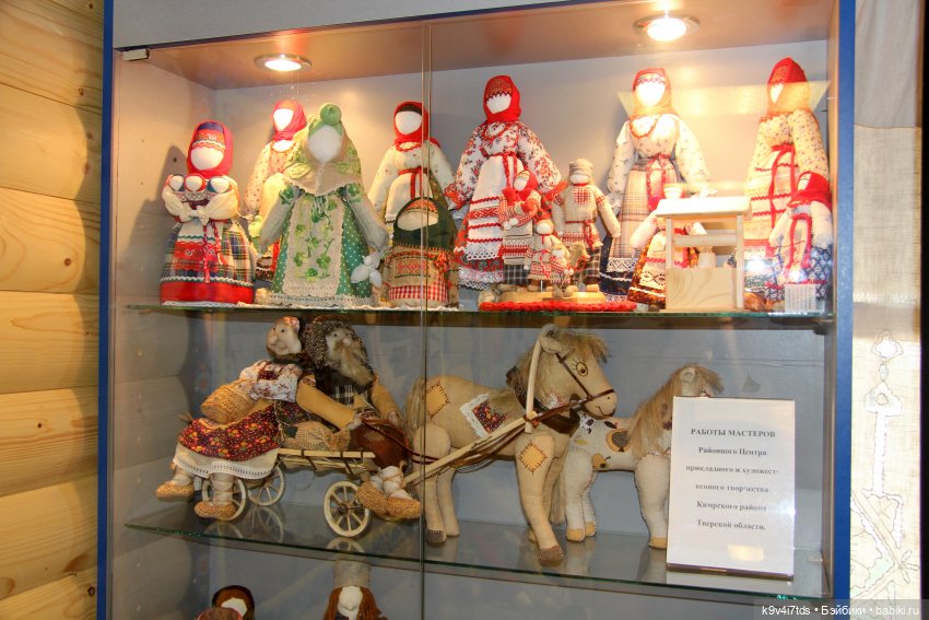 Платье красно, за реку видно