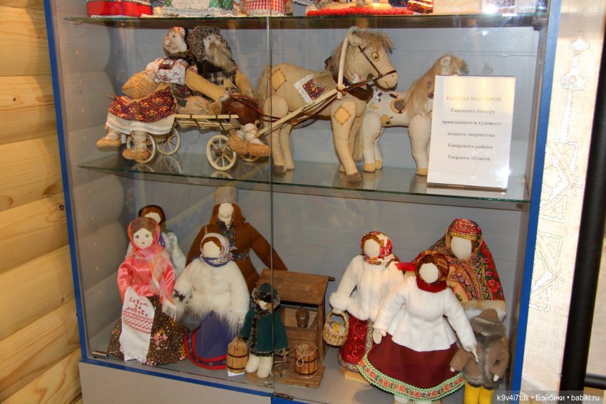 Платье красно, за реку видно