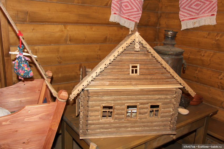 Платье красно, за реку видно