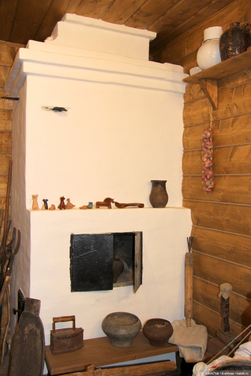 Платье красно, за реку видно