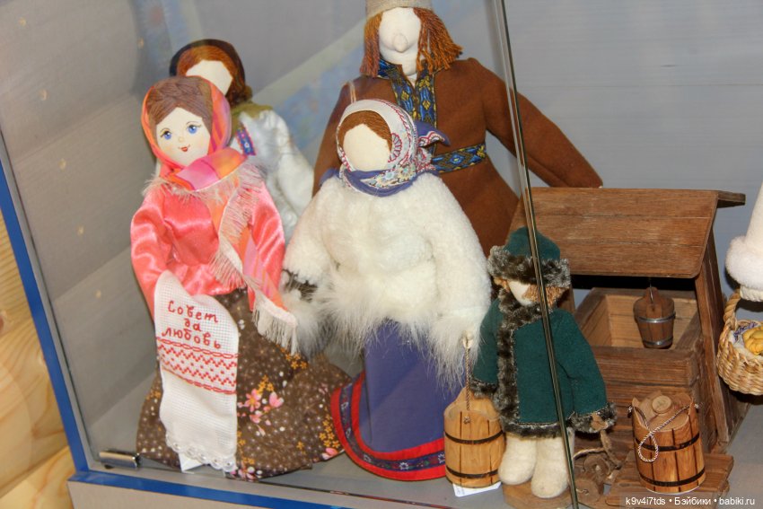 Платье красно, за реку видно