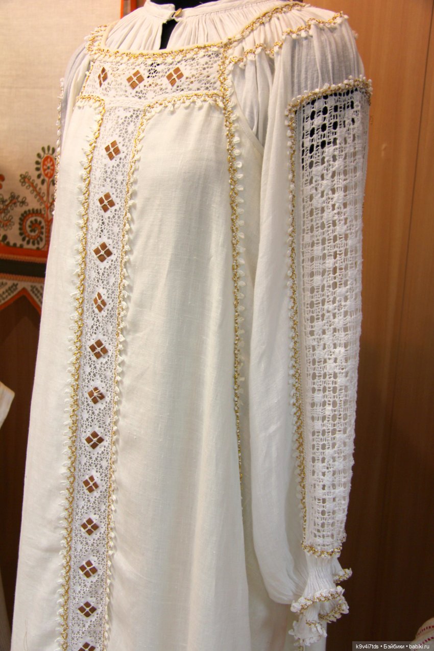 Платье красно, за реку видно