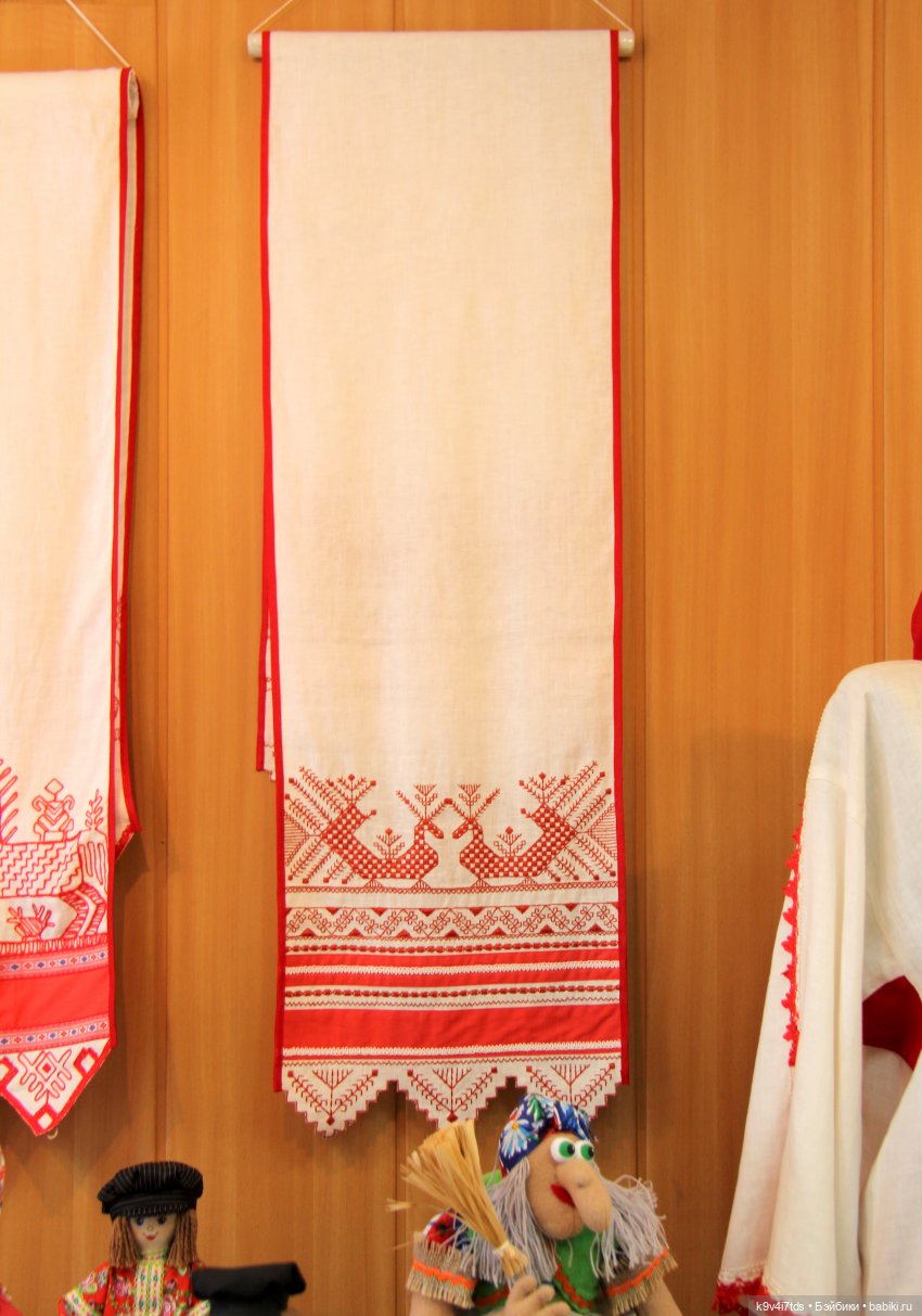 Платье красно, за реку видно