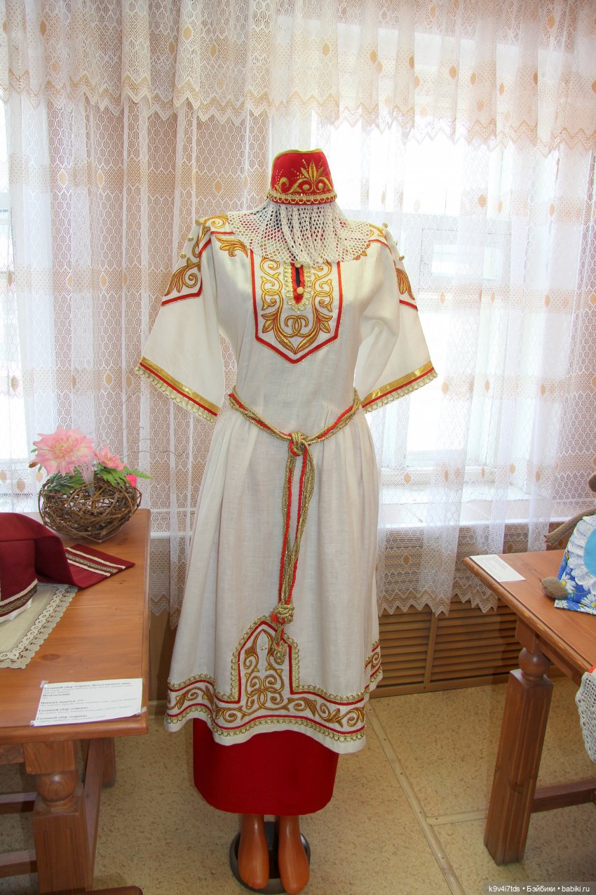 Платье красно, за реку видно