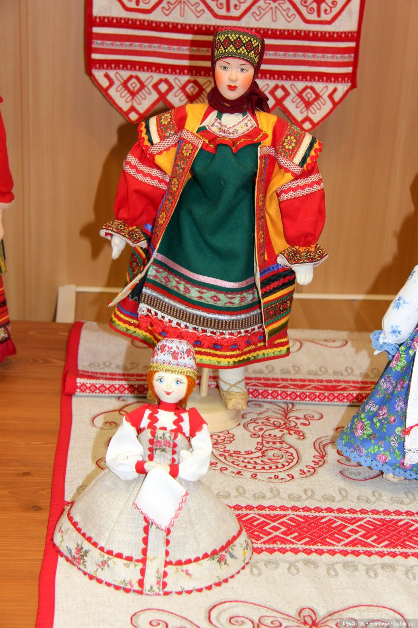 Платье красно, за реку видно