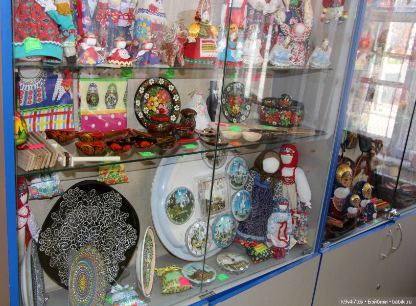 Платье красно, за реку видно