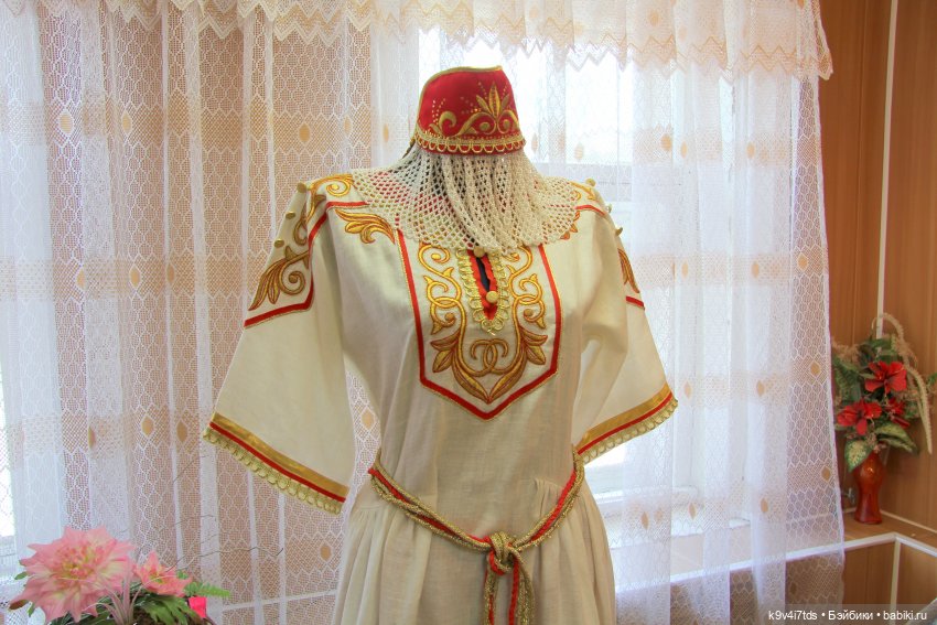 Платье красно, за реку видно