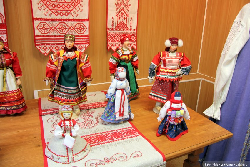 Платье красно, за реку видно