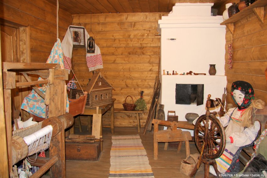 Платье красно, за реку видно